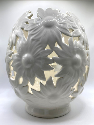 Vintage 1977 Hobbyist Piece White Floral Daisy Ceramic Cutout Vase