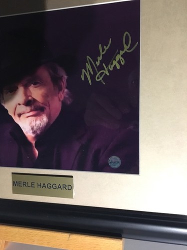 MERLE HAGGARD SIGNED PICTURE WITH COA!!!