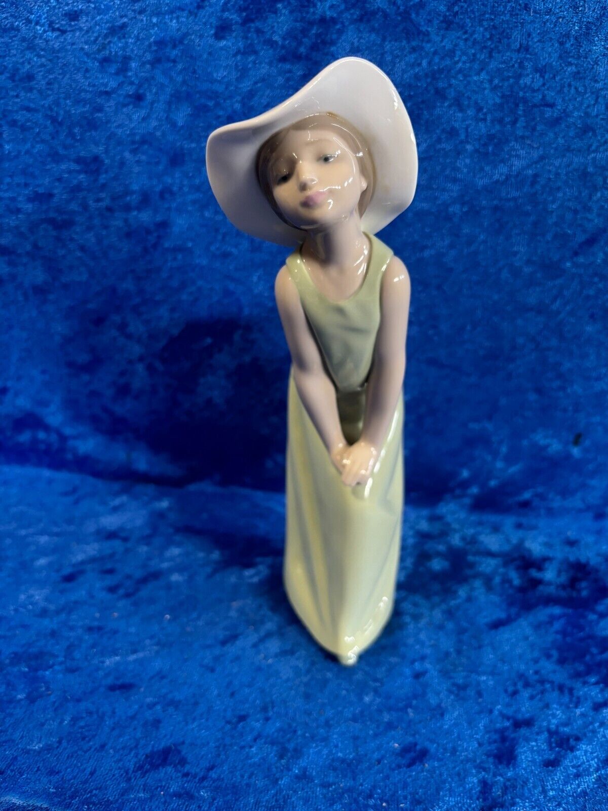 Vintage Lladro Glossy Pamela Curiosa Figurine 9.25 Vintage Lladro Glossy Pamela Curiosa Figurine 9.25