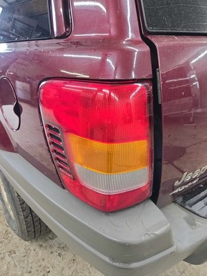 Used Left Tail Light Assembly fits: JEEP GRAND CHEROKEE 99 00 01 02 03