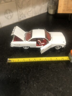 U4 Sun Star 1961 Chevrolet Impala Hardtop Model Car 1:18