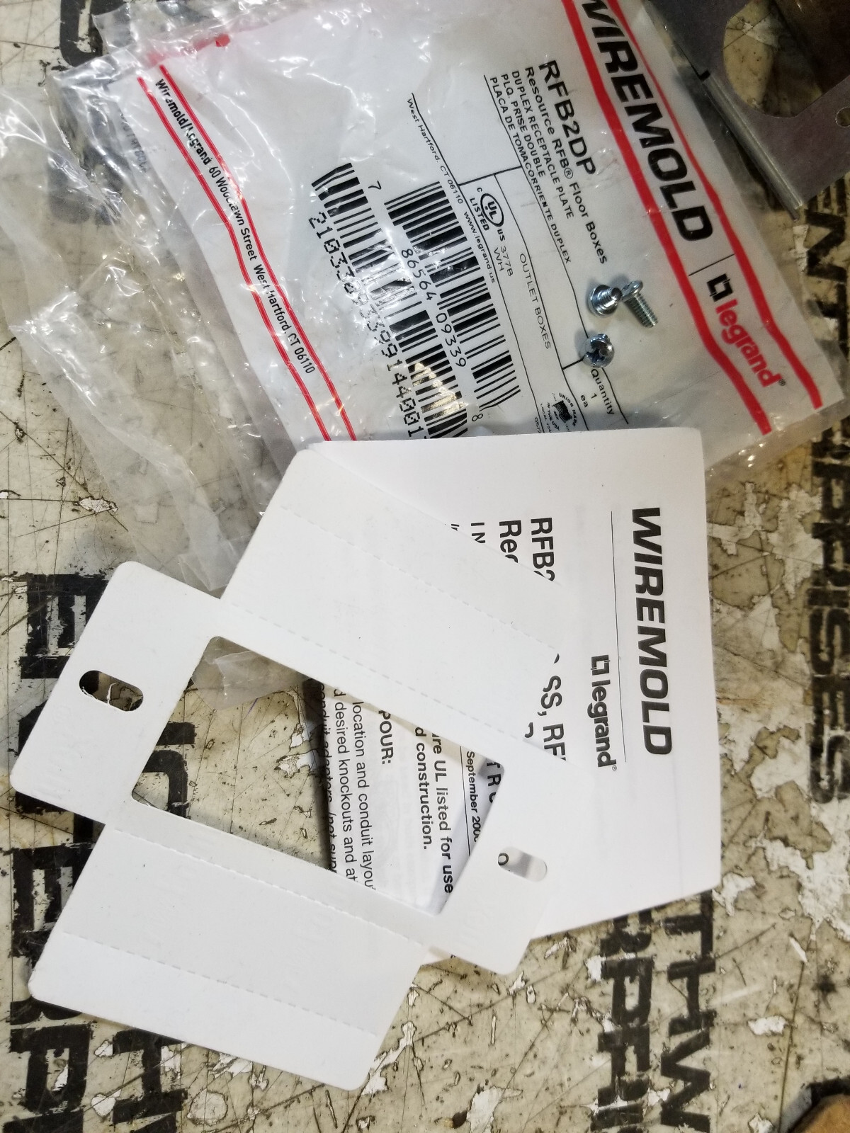 BOX OF 11 PIECES - RFB2DP Series Internal Duplex Receptacle Bracket - Picture 2 of 3