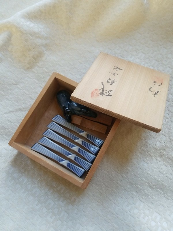 beautiful Vintage Wooden 2 Pair Chopsticks Set of 2 Chopsticks,With wooden box,New old stock Gold red,Chopsticks Japanese black