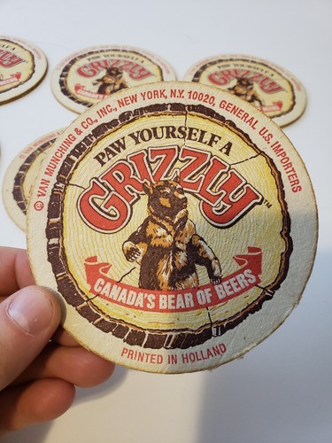 8 RARE BEER COASTERS PAW YOURSELF A GRIZZLY CANADA BREWER VAN MUNCHING & CO.