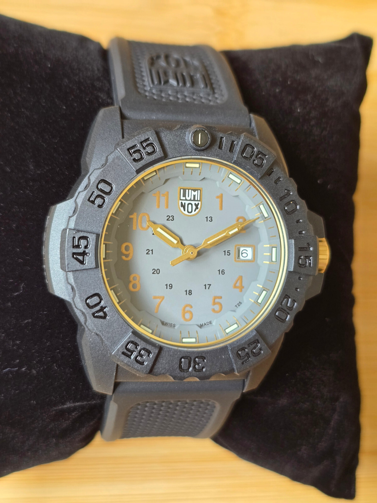 Pre-owned Luminox Navy Seal Carbonox Gray Dial Black Strap Divers Men's Watch Xs.3508.gold
