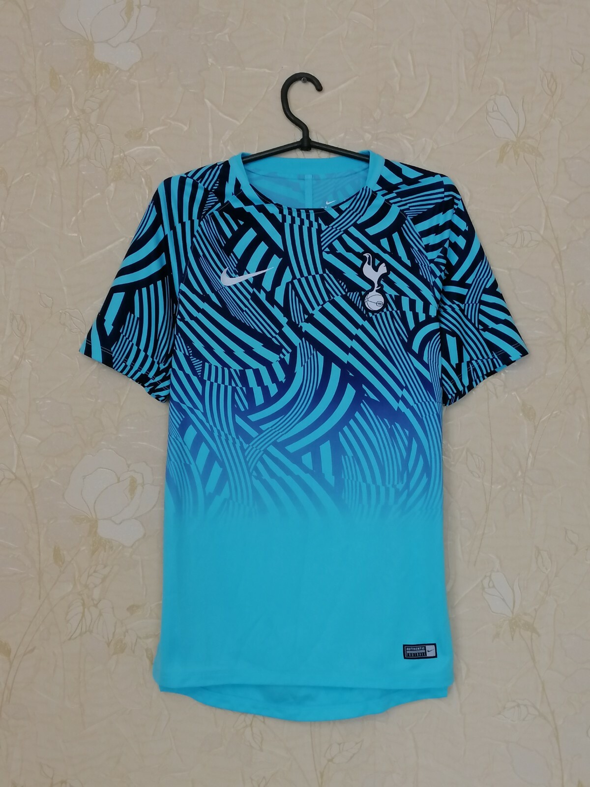 Tottenham Hotspur (Spurs) 2018 training football shirt