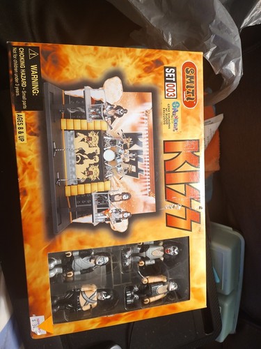 New KISS Alive II SMITI 40 pc figurine set 003 Spencer's