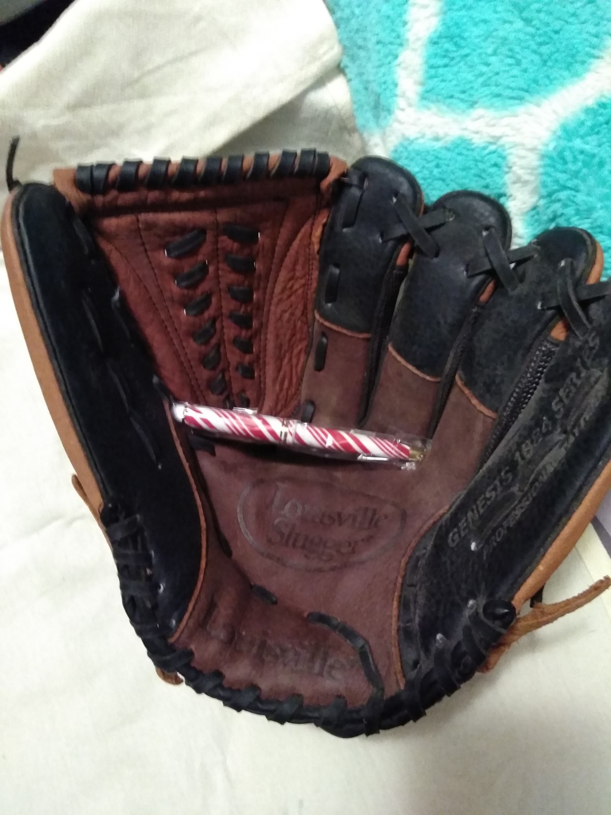 LOUISVILLE SLUGGER,GENESS 1884 SERIES,GLOVE,USED,GREAT SHAPE,PRO PATTERN.