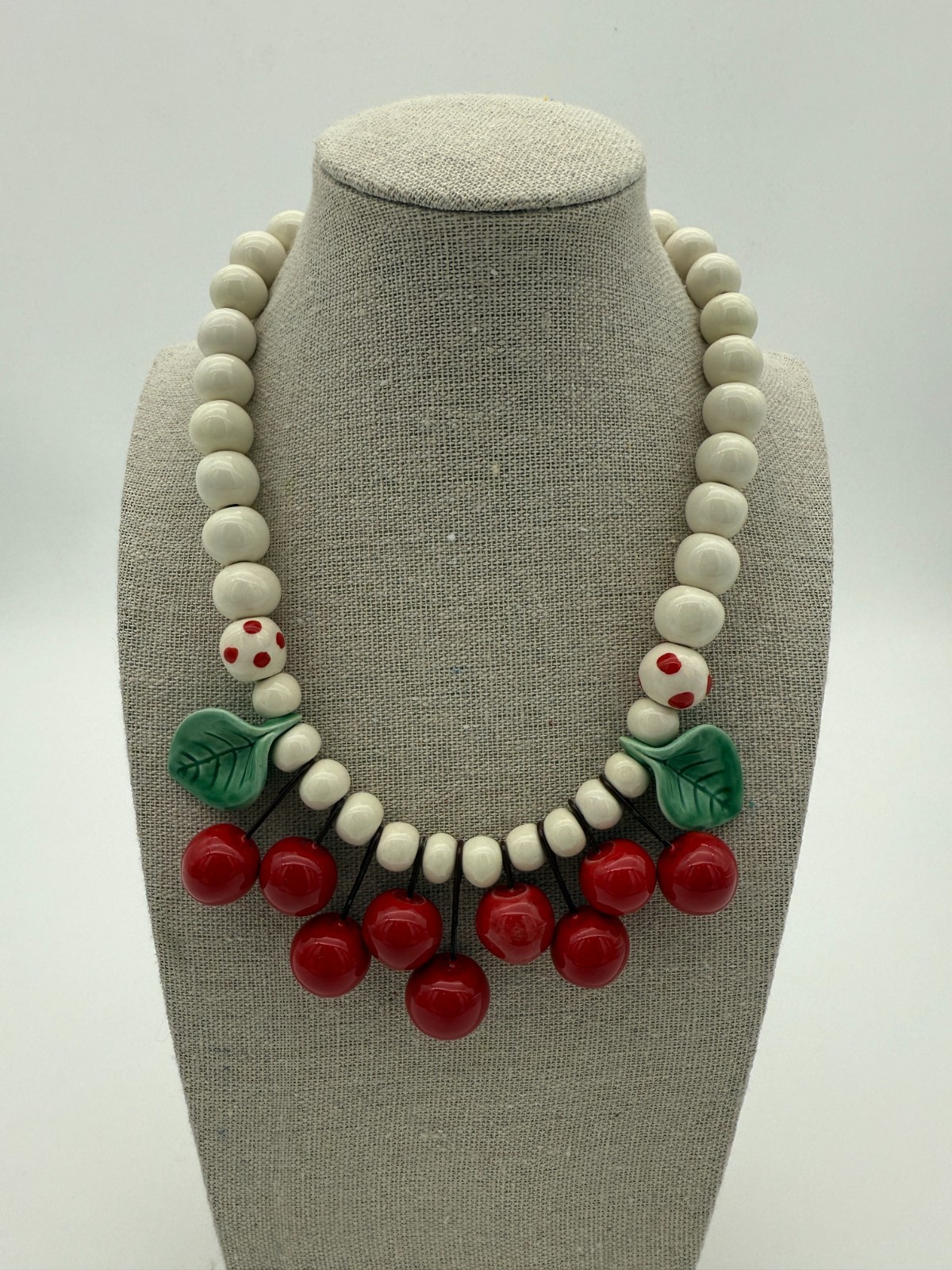 NECKLACE 1980s FLYING COLORS CERAMIC CHERRY WHITE BEAD
