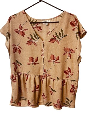 Studio B Floral Flutter Sleeve Top size Medium