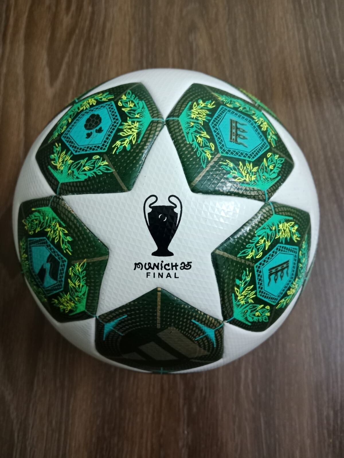 【美品】adidas ダウンジャケット UEFA チャンピオンズリーグ レアル UEFA Champions League 2021 Final Adidas Official Match Ball