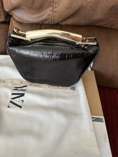 ZARA BNWT 2024. BLACK MINI BUCKET BAG METALLIC GOLD HANDLE ZARA BNWT 2024. BLACK MINI BUCKET BAG METALLIC GOLD HANDLE