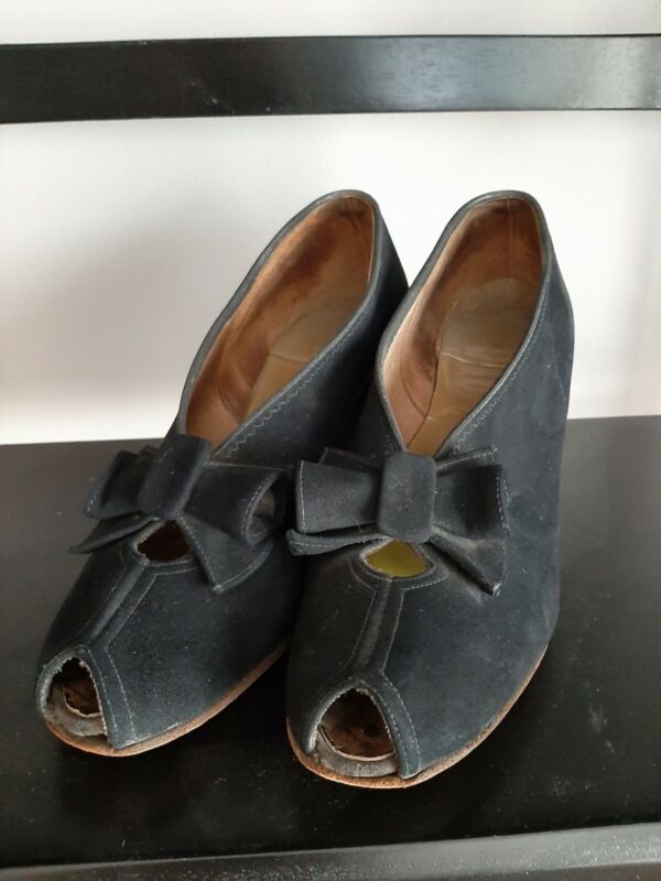 Vintage 40s Or 50s Black Suede Peekaboo With Bow Pumps 7.5 Or 7. Naturalizers 