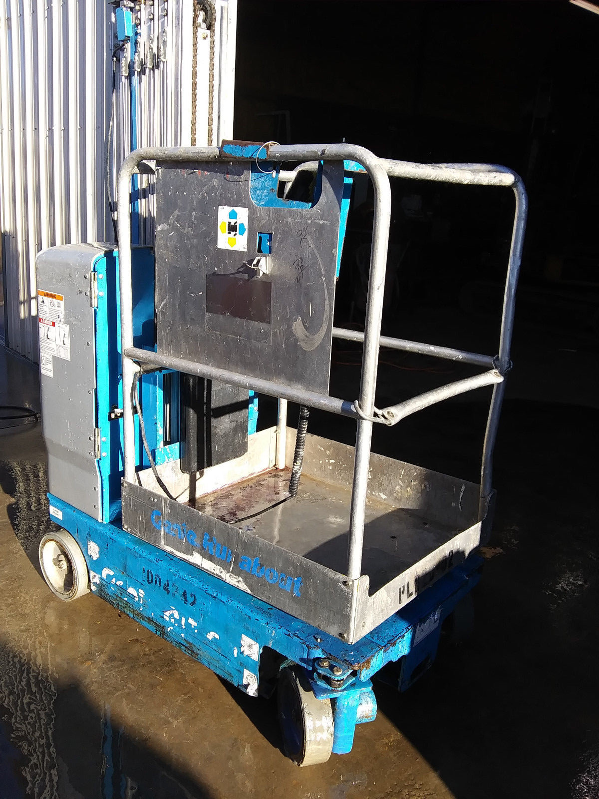 2010 Genie GR-20 Personnel Man Lift Boom Scissor Picker Aerial JLG GR20 Mask