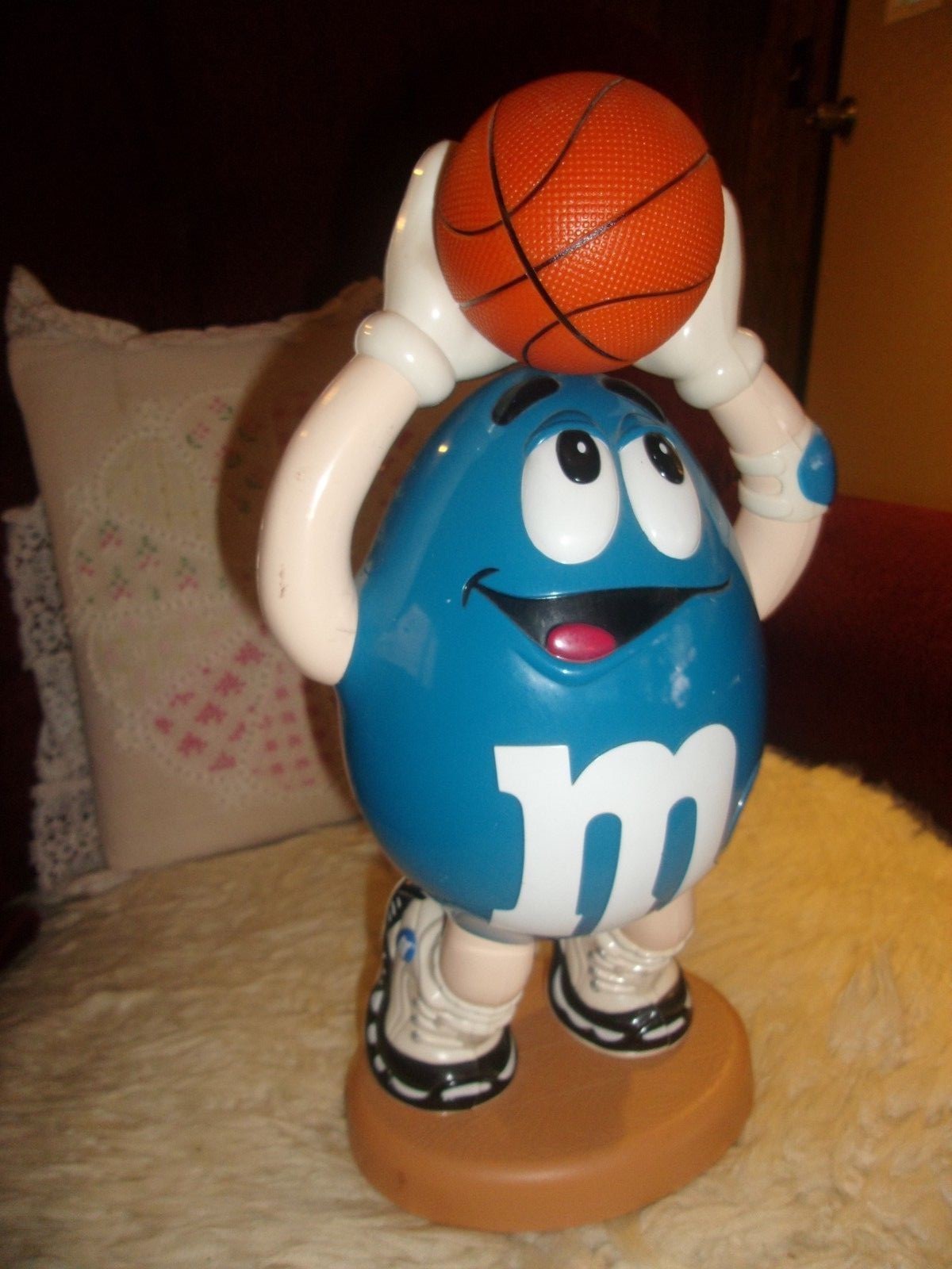 OFFICIAL M & M DISPENSER BASKETBALL PLAYER 12