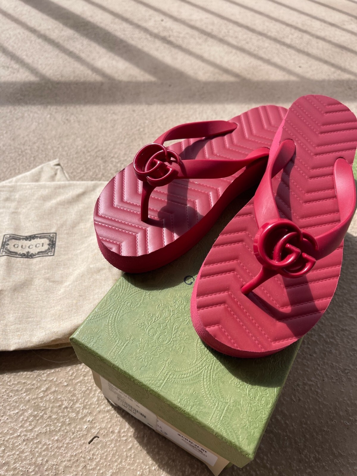 【関税込み】gucci LOGO EMBROIDERY SANDALS Gucci Leather Logo Cutout Flat Sandals | Neiman Marcus