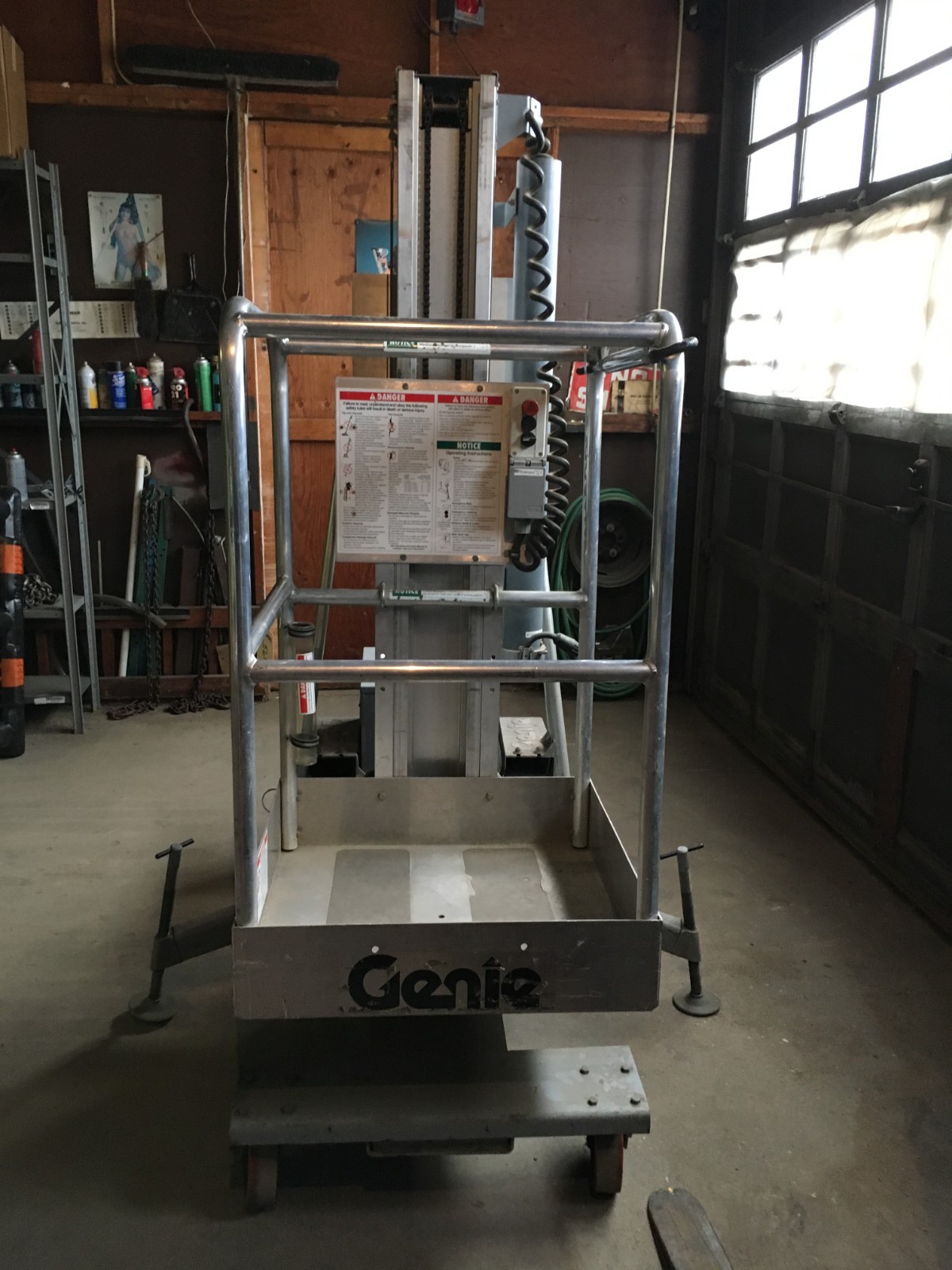 GENIE VERTICAL MAN LIFT