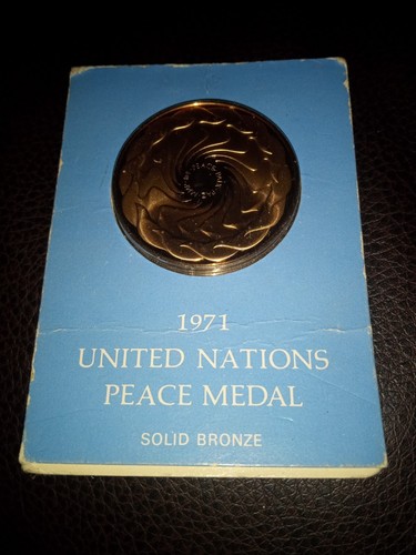 コレクション 1971 United Nations Peace Medal 1971 United Nations Sterling Silver Peace Medal w/ Stand