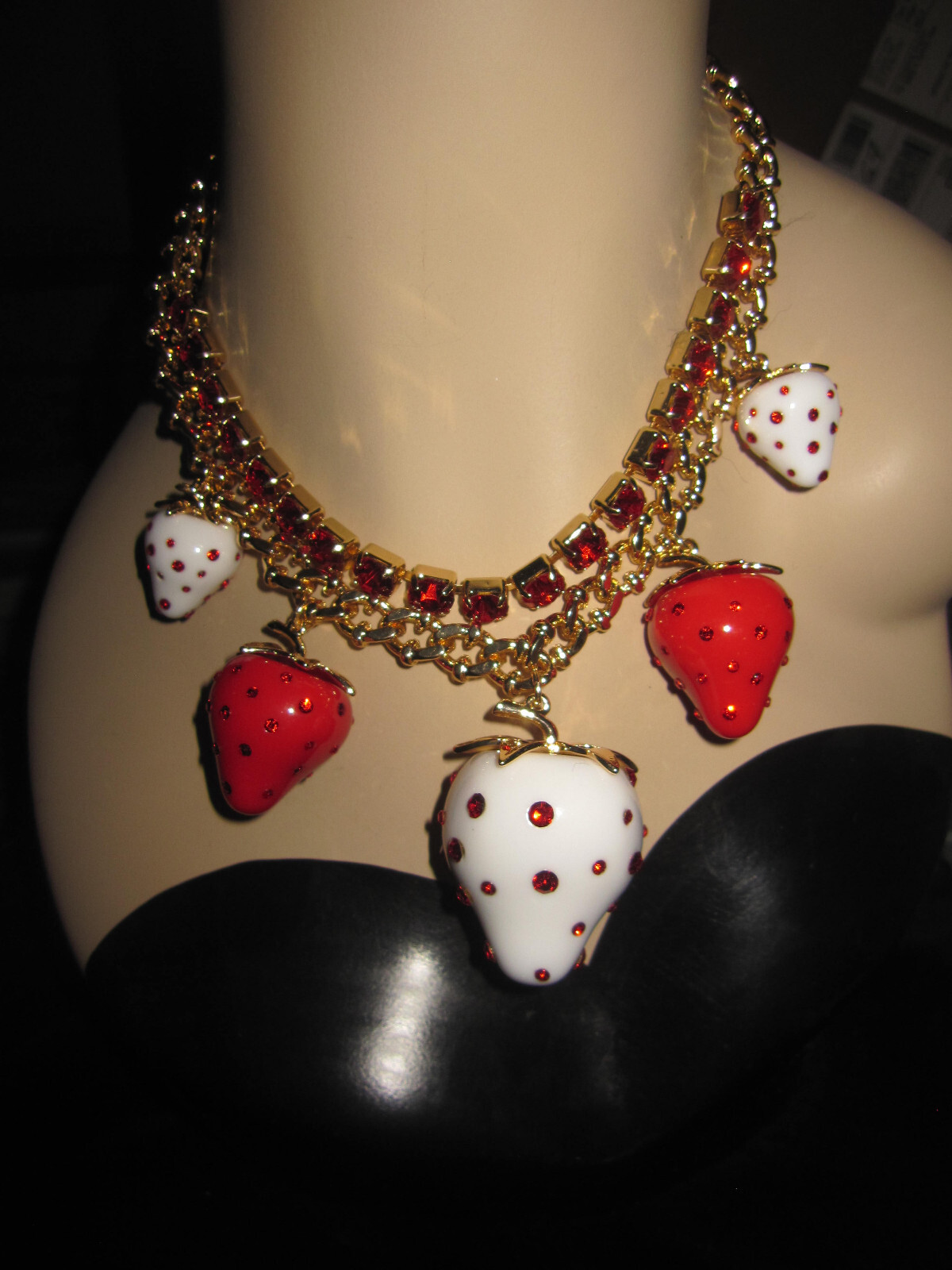 [Betsey Johnson] ストロベリーチャームペンダントネックレス, One Size, 金属 ガラス 樹脂, 宝石なし Betsey Johnson] ストロベリーチャームペンダントネックレス, One Size