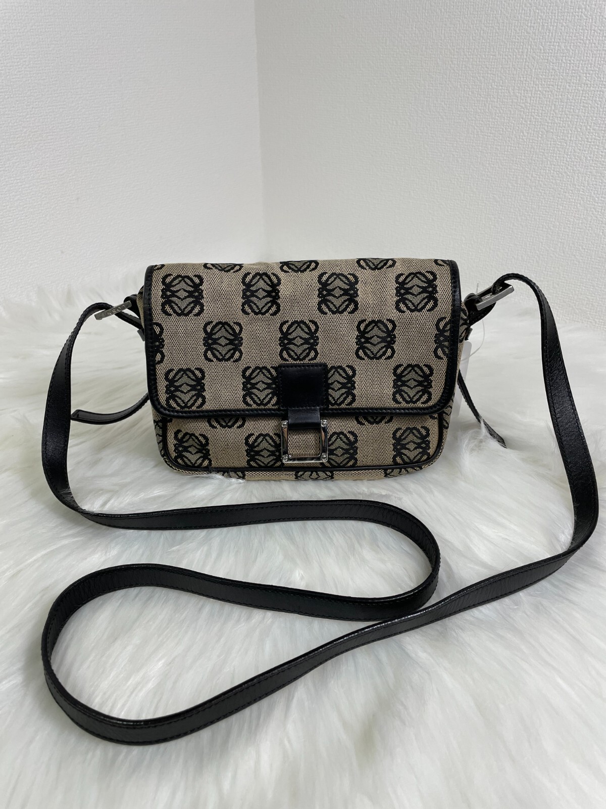 ショルダーバッグ・ポシェット LOEWE ANAGRAM CUT OUT CROSSBODY BAG Loewe Anagram Cut-Out Pocket Bag | Liberty