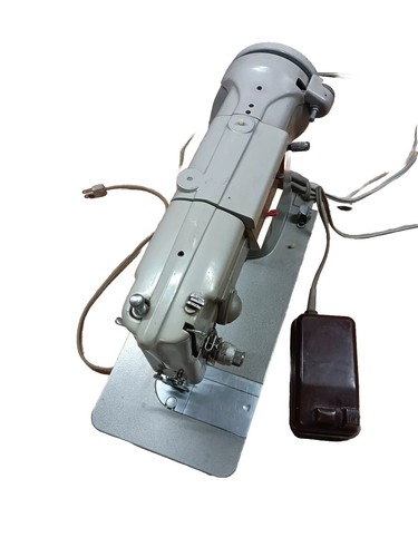 Singer Sewing Machine 196131-04 Great Britain 1960-1965