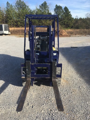 2000 Komatsu Forklift, 3,000 lb lift, Propane