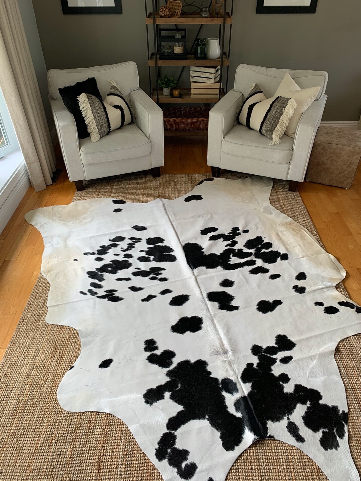 無地ホワイト牛革ラグ 縦270cm横223cm Cowhide Rug Natural Off White Cowhide Rug - XL – Cowhide Imports