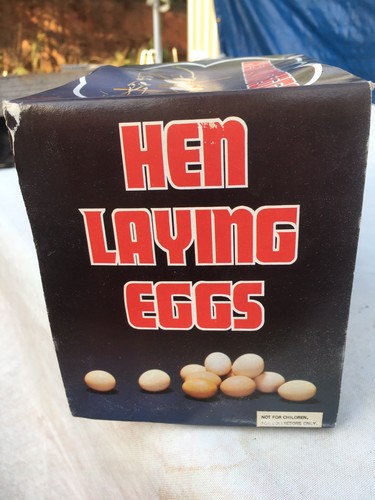 New Hen Chicken laying eggs & clucks ME610 TOY Tin Vintage