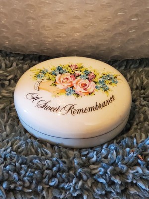 Vintage Avon Trinket Box Porcelain A Sweet Remembrance 1982 Valentine's Day