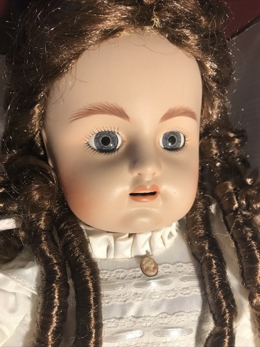 Young Queen Victoria Porcelain Doll 19&rdquo; Ringlets Tiara Vic