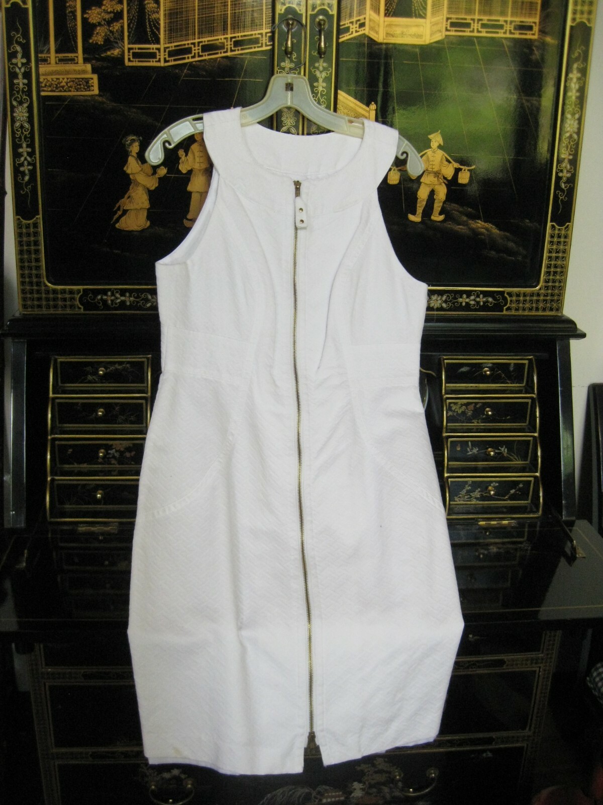 Muse Women's White Textured Sleeveless Lined Zip-Up the Front