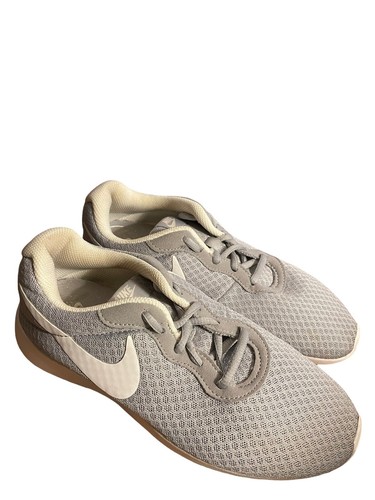tan nike tanjun