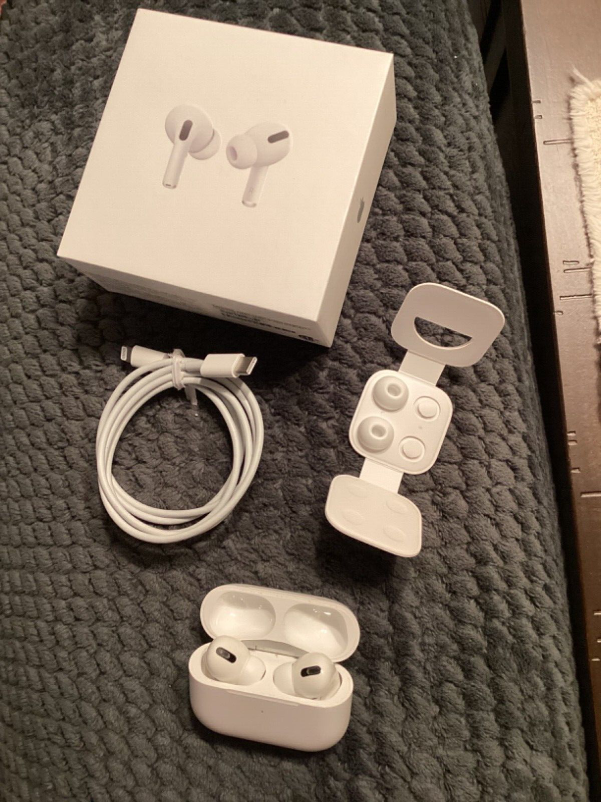 APPLE AIRPODS PRO (1st GEN) ~ PRE~OWNED ~ W/BOX **ONE EARBUD APPLE AIRPODS PRO (1st GEN) ~ PRE~OWNED ~ W/BOX **ONE EARBUD