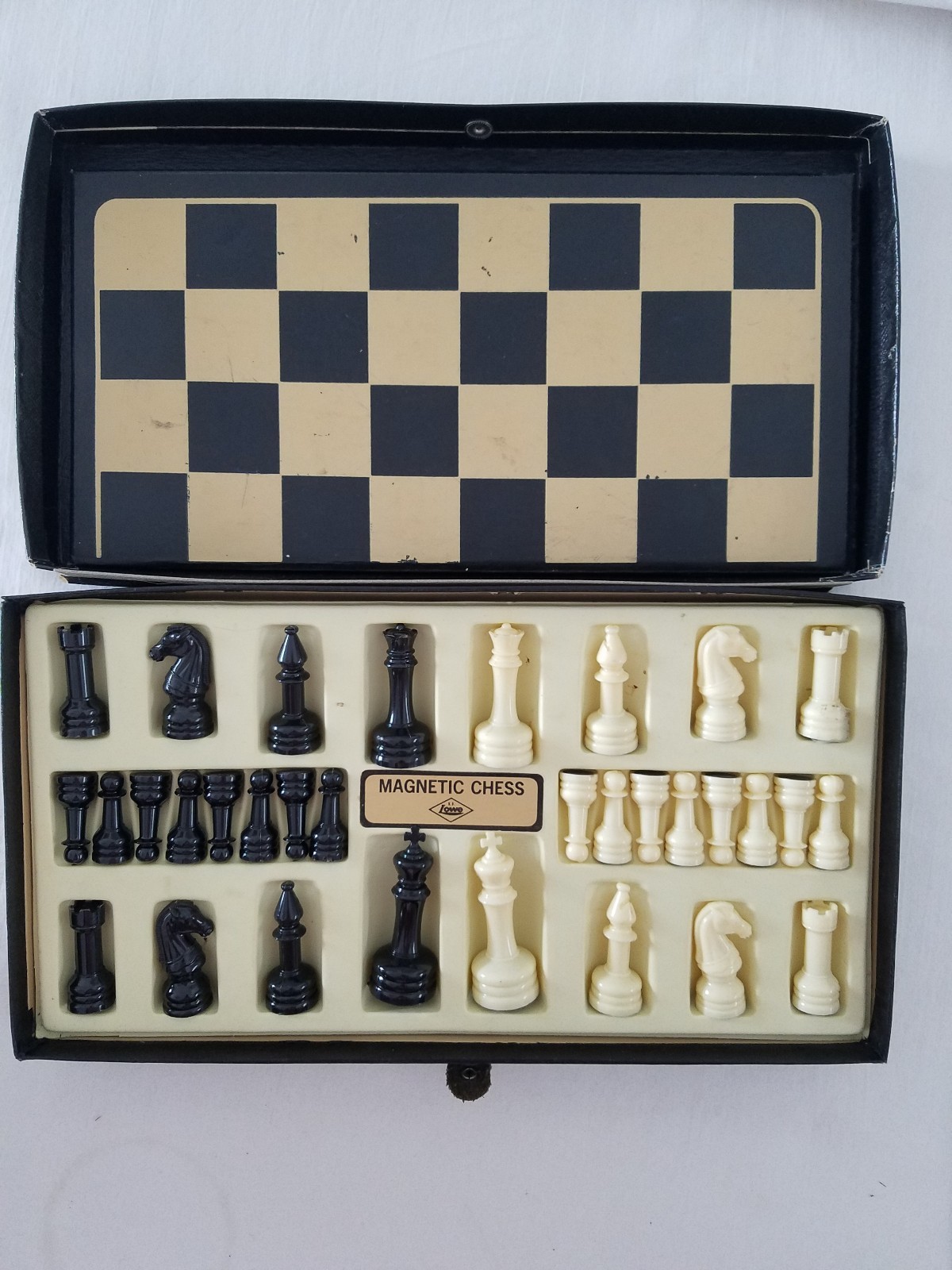 TOURNAMENT MAGNETIC CHESS VINTAGE 1968 E.S. LOWE 815 STAUNTON PLASTIC CHESSMEN