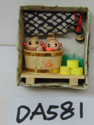 VINTAGE JAPAN WOOD DIORAMA 2 MONKEYS IN BATHTUB TUB BATH KOKESHI SCENE IN BOX