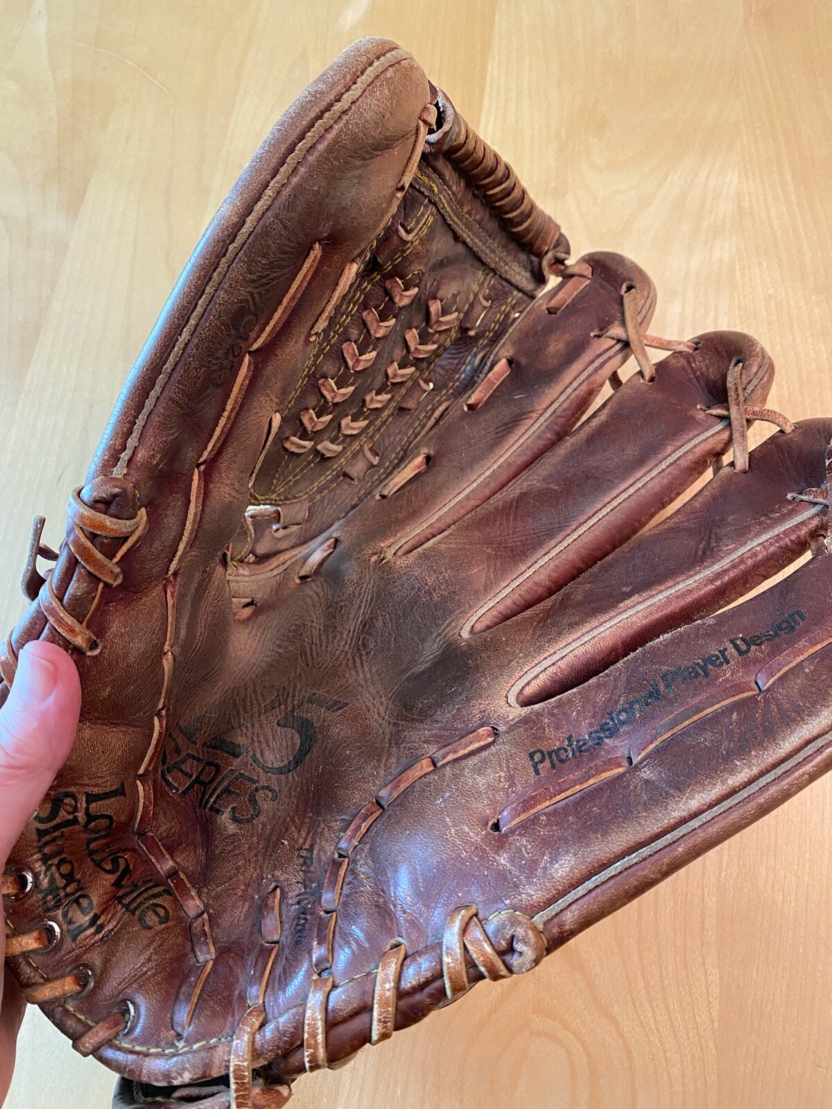 LOUISVILLE SLUGGER 125 SERIES PROFESSIONAL PLAYER DESIGN RHT