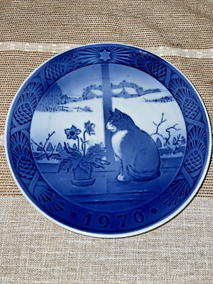 1970 KL Royal Copenhagen 7'' Blue & White Christmas Rose & Cat Christmas PlateZ6