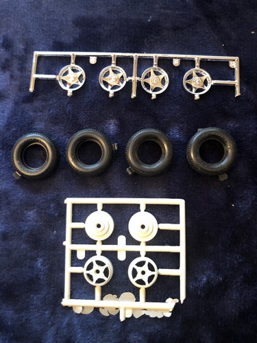 REVELL DODGE RAM VTS PICKUP #85-7617 -1/25 (4) STOCK RIMS & TIRES ONLY-NEW PARTS