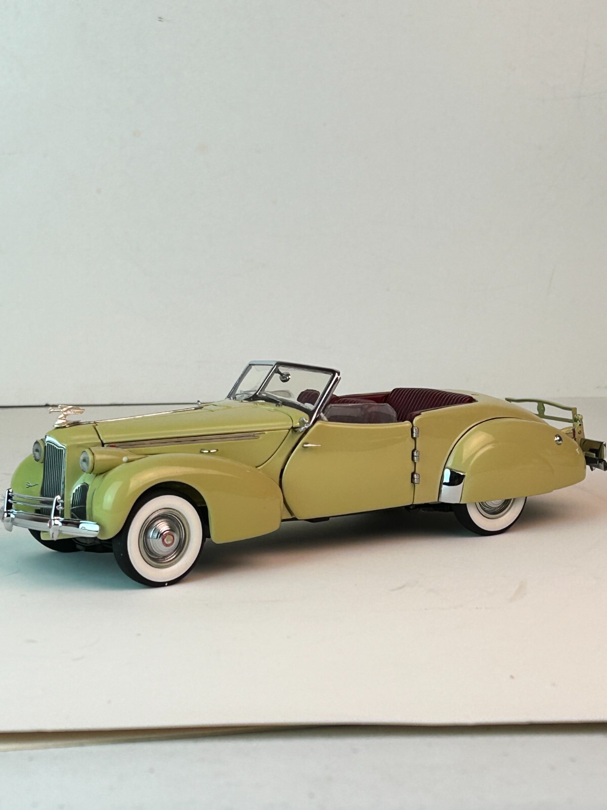 Franklin Mint 1:24 Scale 1940 Packard Darrin Convertible