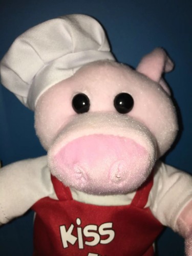 Chantilly Lane Pig Chef Kiss The Cook Singing “Hey Good Looking” Hank Williams