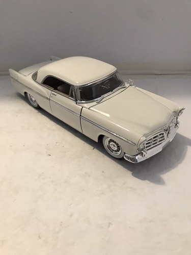 Maisto 1/18 Scale Model Car 31897 - 1956 Chrysler 300B