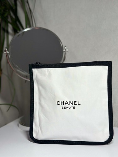【新品】CHANEL BEAUTÉ ホワイトポーチ CHANEL BEAUTE Pouch Holiday 2024 limited White 18x12x5cm