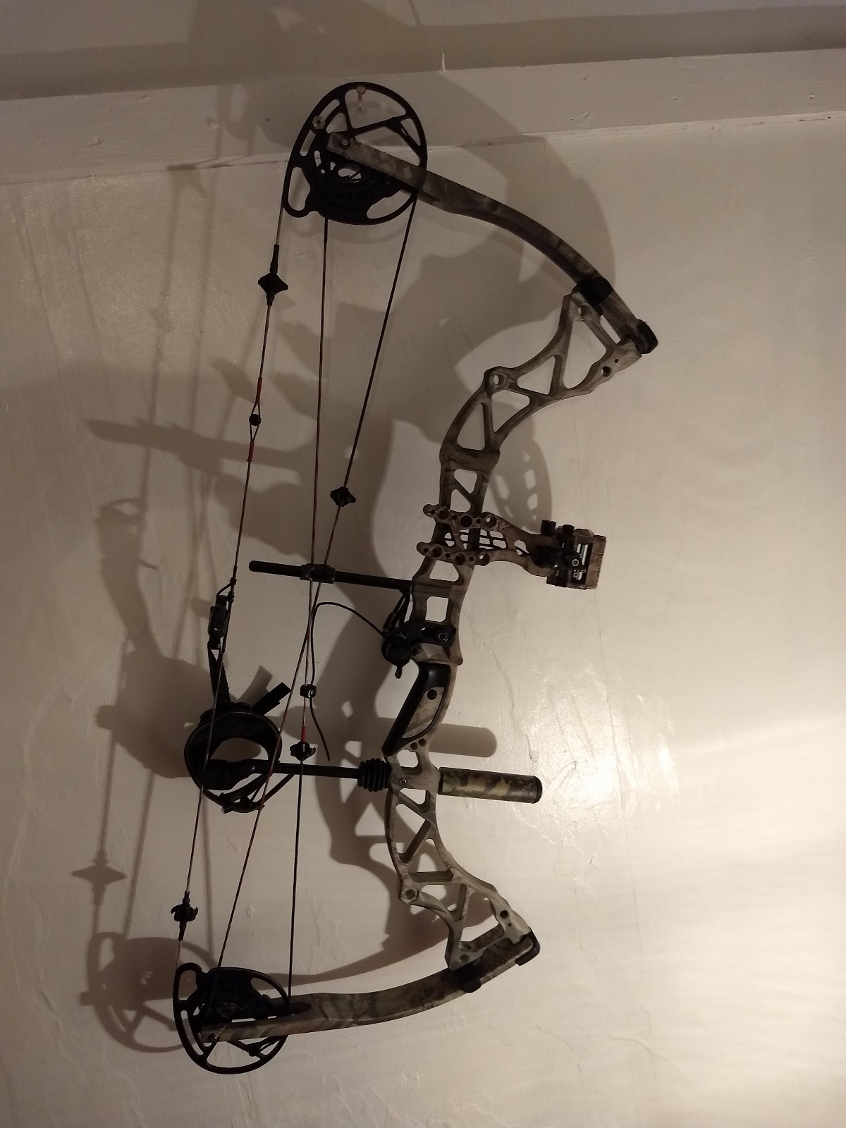 Bowtech Assassin RH Compound Bow 60lbs & 70 lbs Limbs Rest, Site, Scott Release