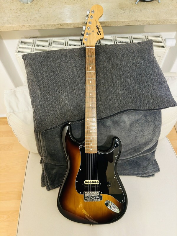 Squier By Fender Stratocaster E-Gitarre Sunburst Tom Delonge Style Blink-182