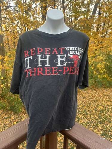 ウェア NBA 3PEAT CHAMPS T-SHIRTS CHICAGO BULLS Vintage Chicago Bulls NBA 3 Peat Champs Logo 7 Sz M Shirt