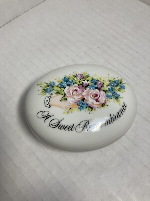 AVON A Sweet Remembrance Oval Trinket Box Valentine's Day 1982 A Token of Love