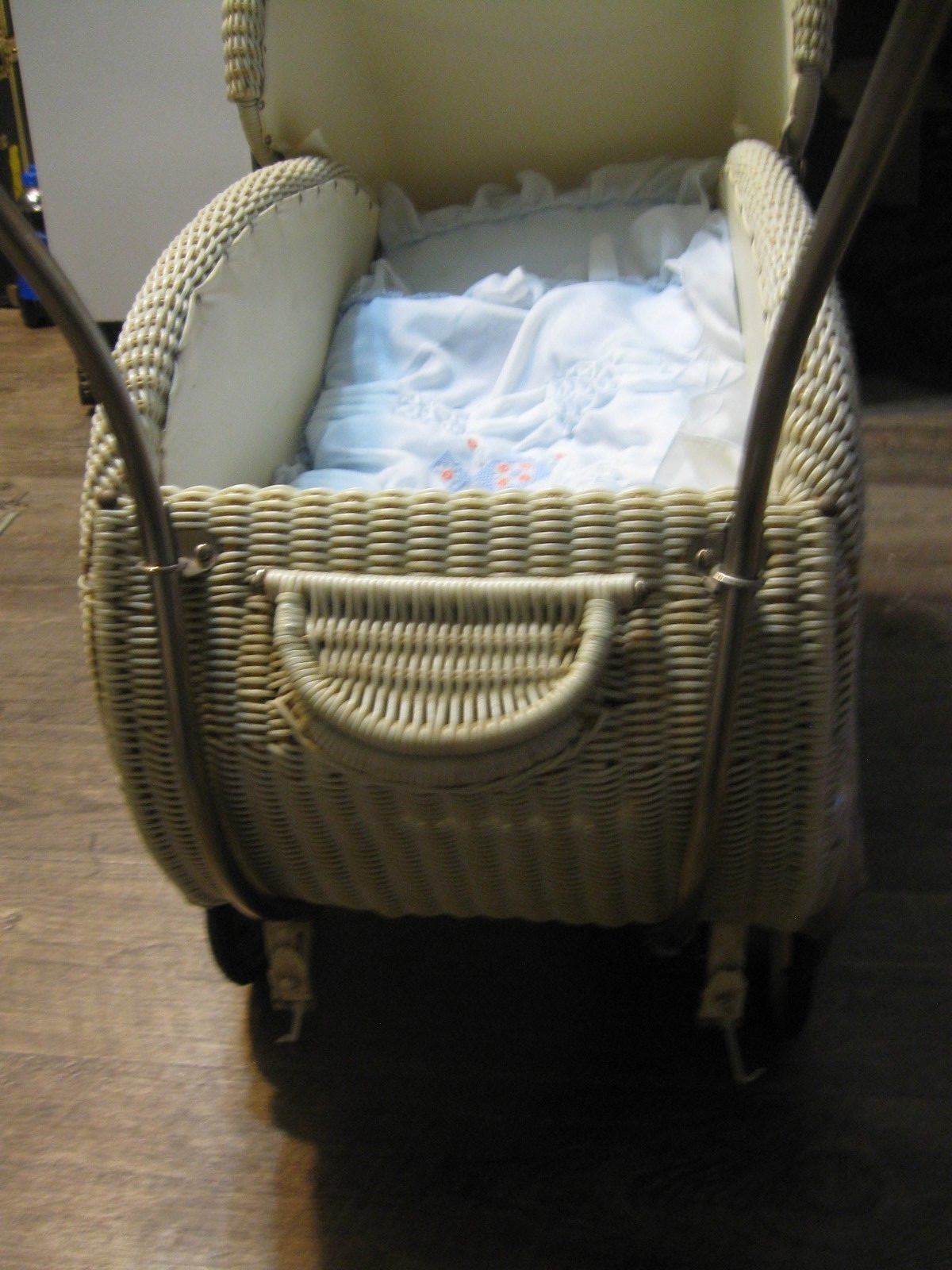 ANTIQUE BASKET STREAMLINE TAN WICKER CARRIAGE STROLLER BUGGY doll