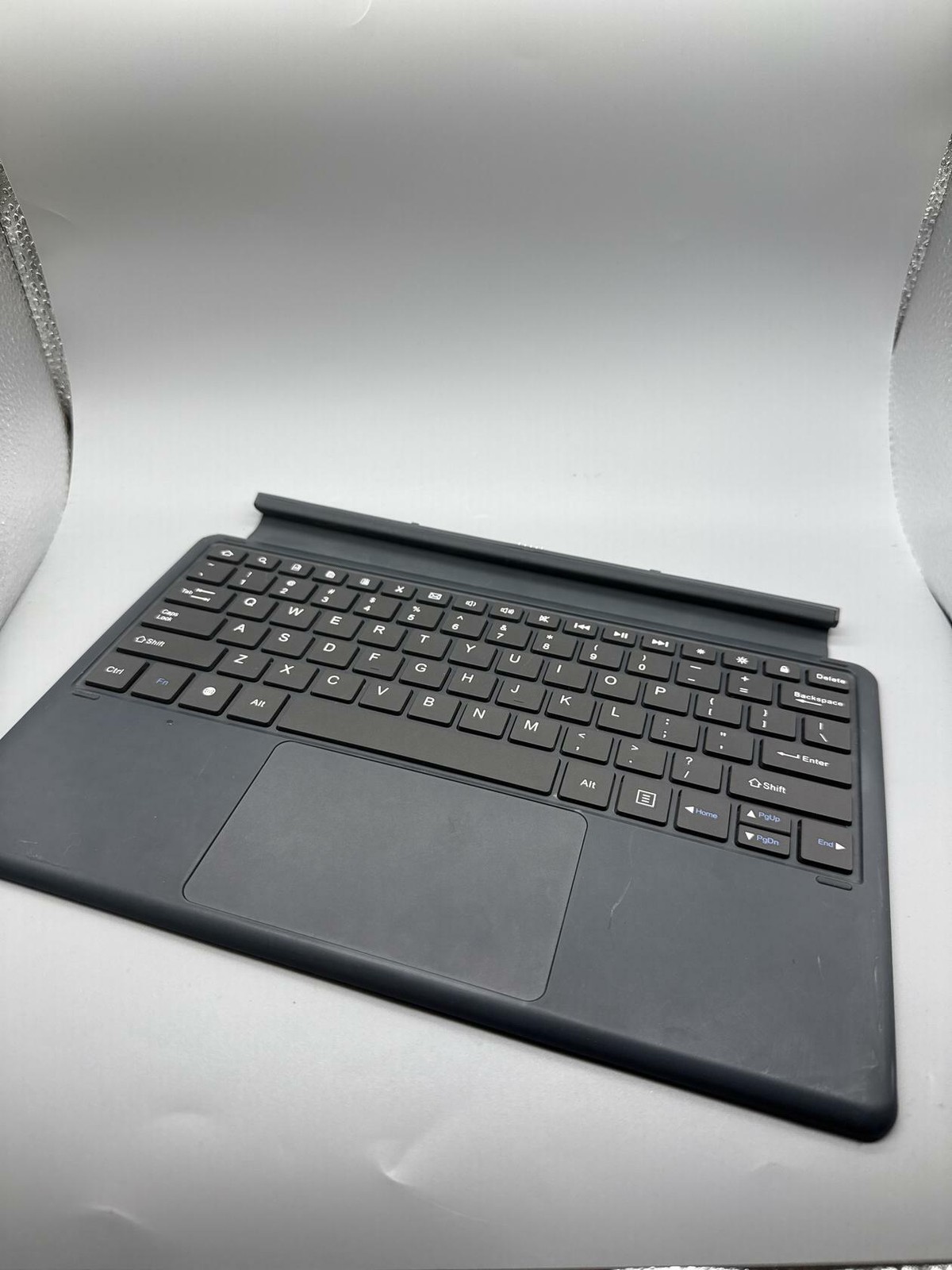 Apple MXQT2LL/A Magic Keyboard for iPad Pro 11-inch (READ)