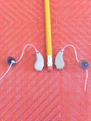 PAIR PROGRAMMABLE R I C HEARING AIDS WITH 4 PROGRAMS  2 mics , fit mild/severe