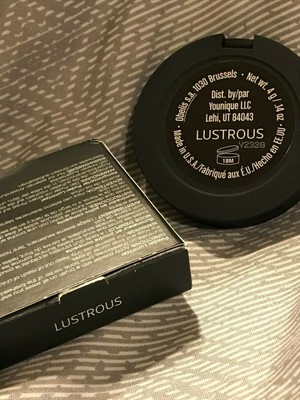 Younique LUSTROUS Touch a' la mode Powder Luminizer New In Box